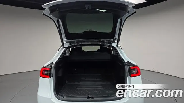 Tesla Model Y — Фото автомобиля 26