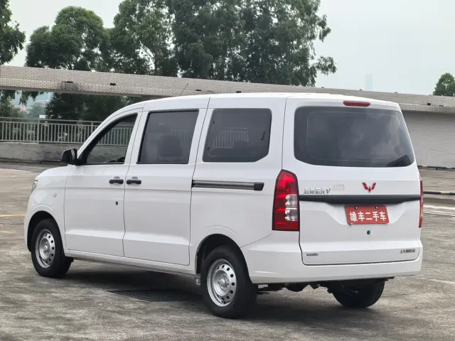 Wuling Hongguang V — Фото автомобиля 13