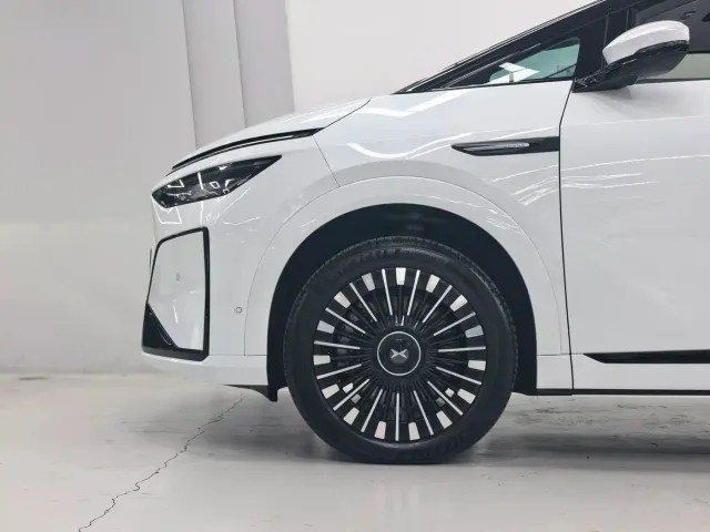 Xpeng X9 — Фото автомобиля 8