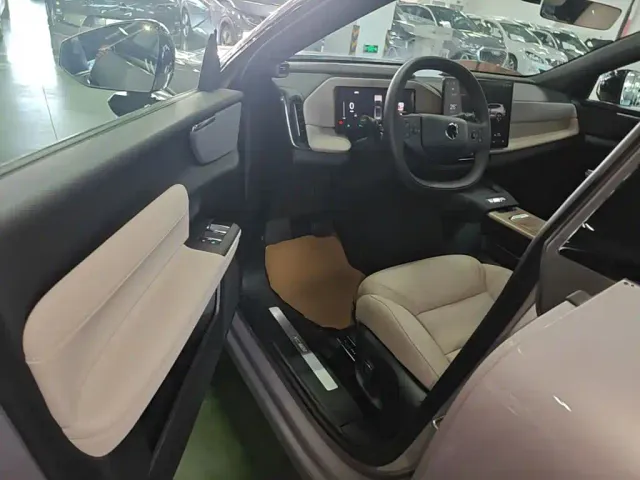 Volvo XC70 Plug-in Hybrid — Фото автомобиля 15