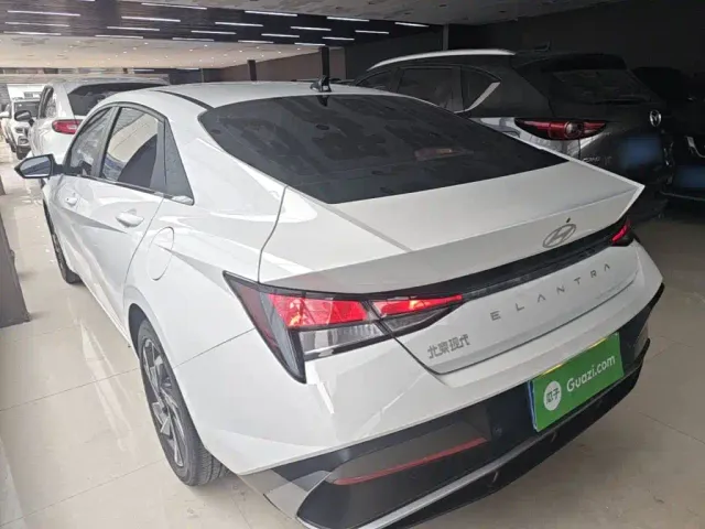 Hyundai Elantra — Фото автомобиля 4