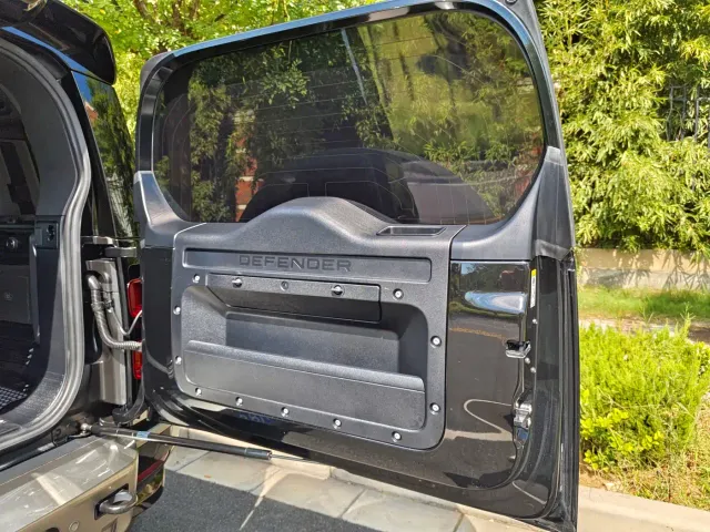 Land Rover Defender — Фото автомобиля 30