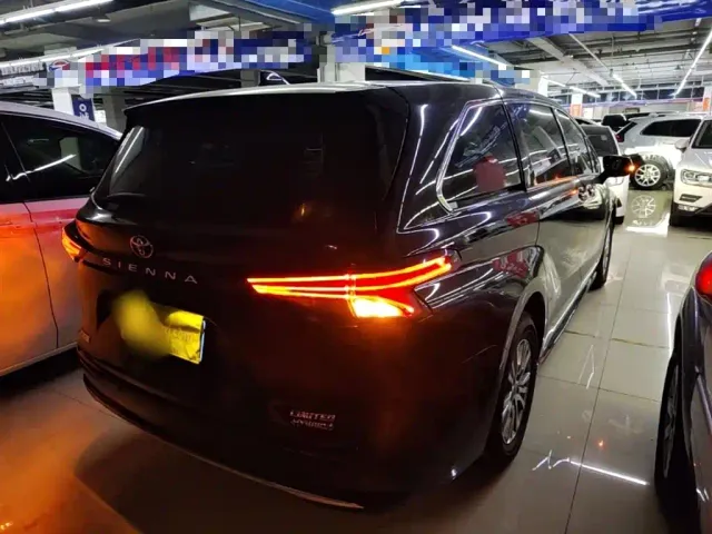 Toyota Sienna — Фото автомобиля 6