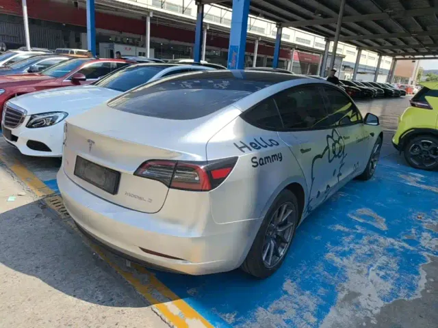 Tesla Model 3 — Фото автомобиля 6