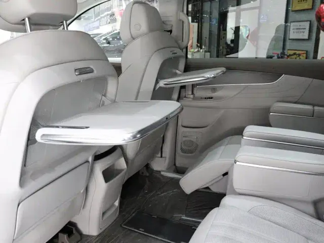 Roewe iMAX8 — Фото автомобиля 10