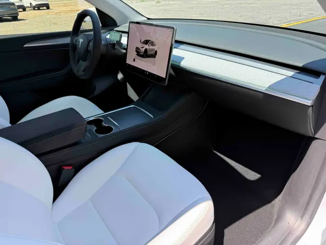 Tesla Model Y — Фото автомобиля 11