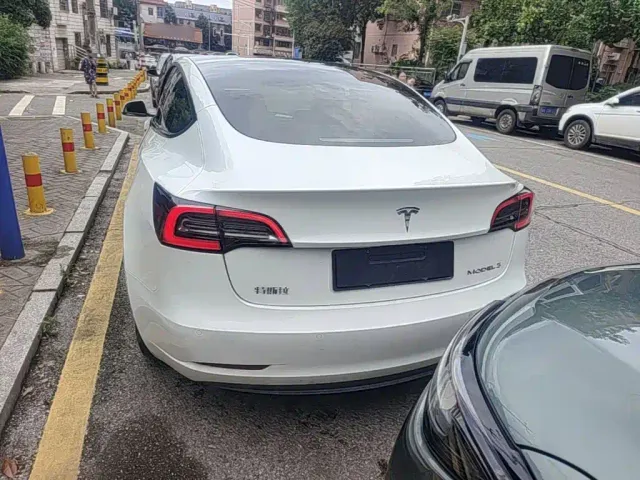 Tesla Model 3 — Фото автомобиля 5