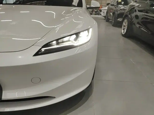 Tesla Model 3 — Фото автомобиля 23