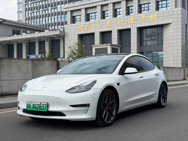 Фотография автомобиля — Tesla Model 3