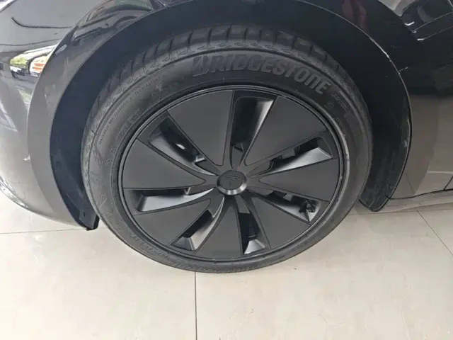 Tesla Model 3 — Фото автомобиля 24