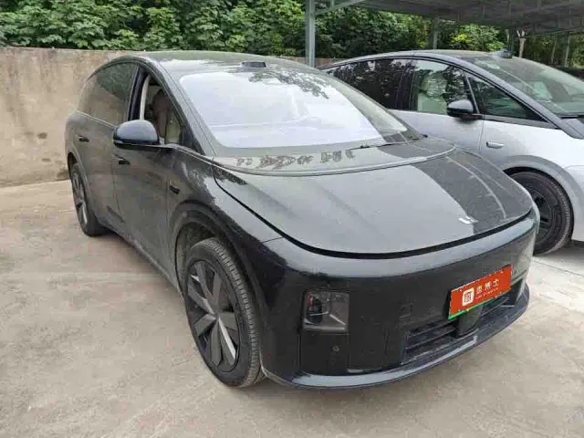 Li Auto i8 — Фото автомобиля 2