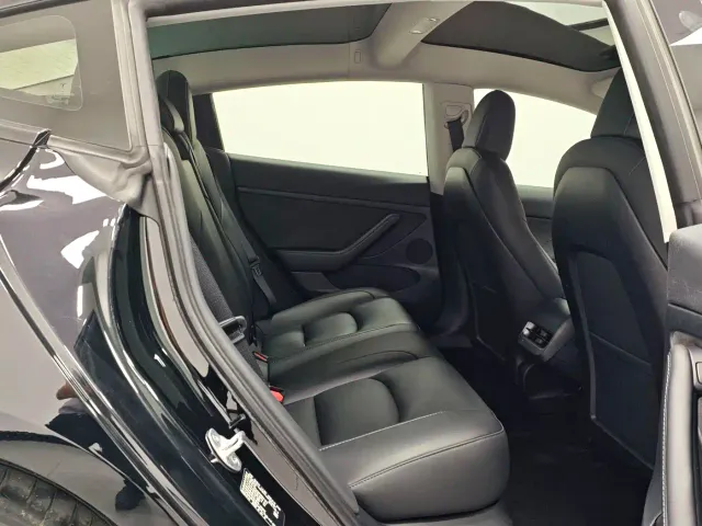 Tesla Model 3 — Фото автомобиля 17