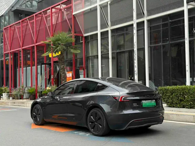 Tesla Model 3 — Фото автомобиля 7