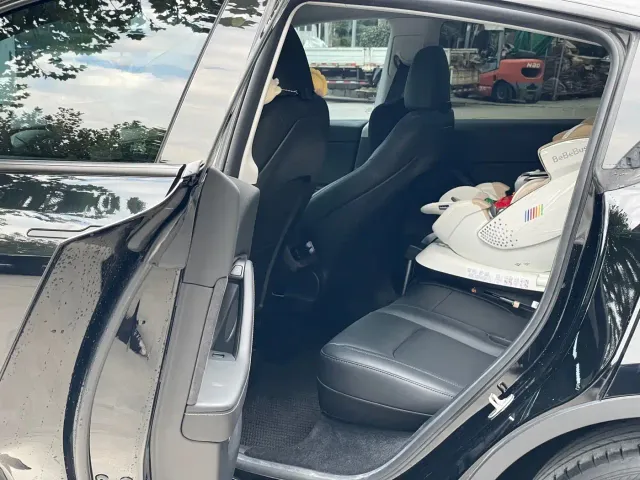 Tesla Model Y — Фото автомобиля 6