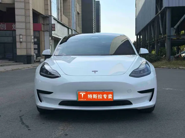 Tesla Model 3 — Фото автомобиля 2