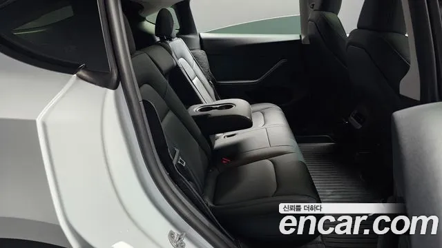 Tesla Model Y — Фото автомобиля 18