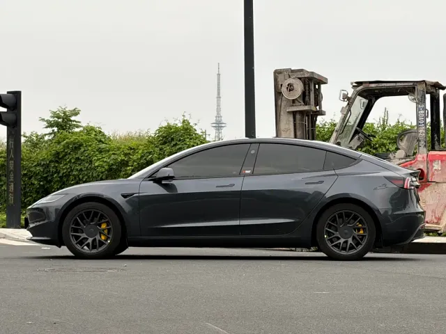 Tesla Model 3 — Фото автомобиля 3