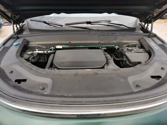 Li Auto L8 — Фото автомобиля 19