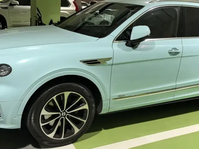 Bentley Bentayga — Фото автомобиля 3