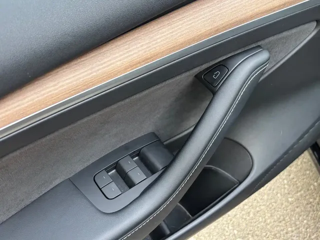 Tesla Model 3 — Фото автомобиля 12