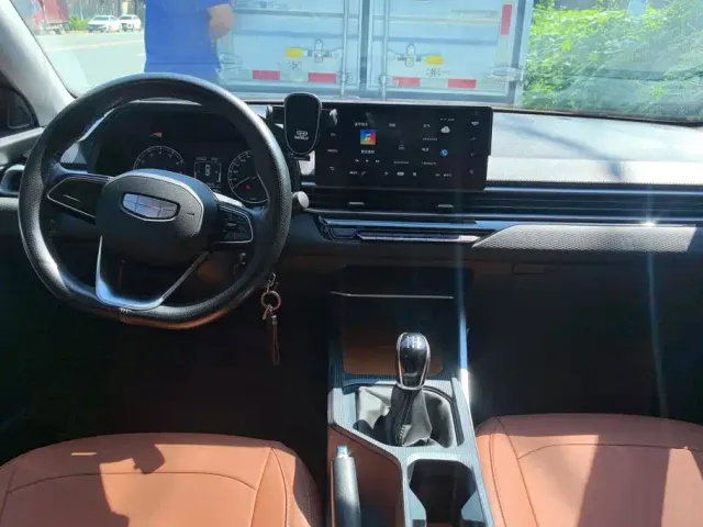 Geely Emgrand — Фото автомобиля 12