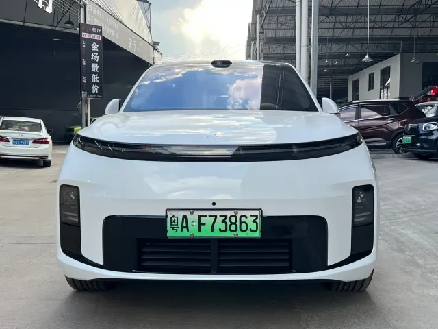 Li Auto L8 — Фото автомобиля 2