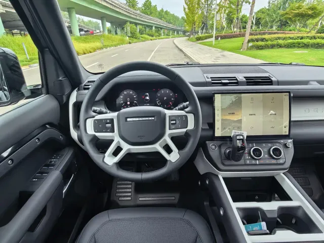 Land Rover Defender — Фото автомобиля 9