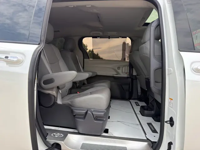 Toyota Sienna — Фото автомобиля 9