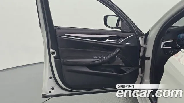 BMW 5 Series G30 — Фото автомобиля 13