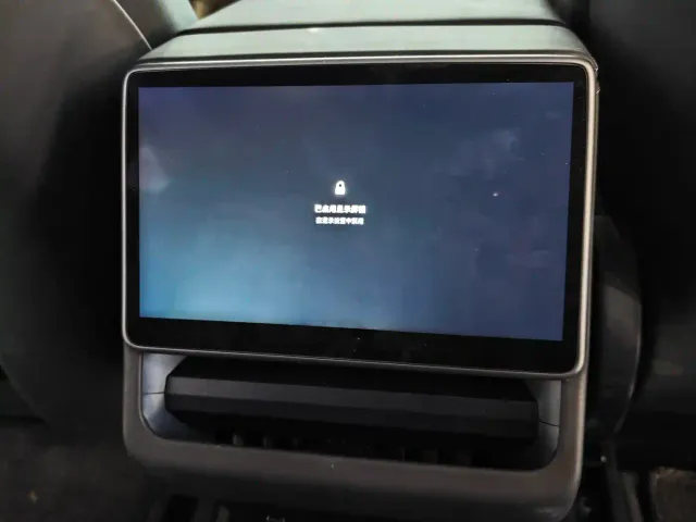 Tesla Model 3 — Фото автомобиля 17