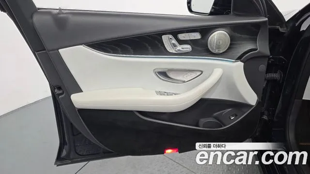 Mercedes-Benz E-Class — Фото автомобиля 21