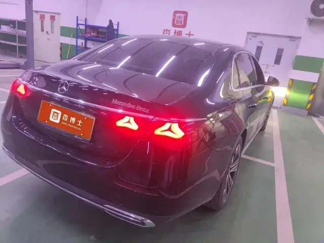 Mercedes-Benz E-Class — Фото автомобиля 2