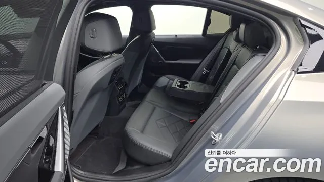 BMW 5 Series G60 — Фото автомобиля 11