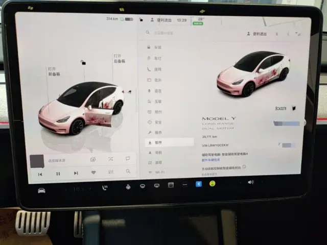 Tesla Model Y — Фото автомобиля 11