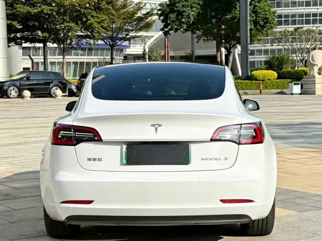 Tesla Model 3 — Фото автомобиля 3