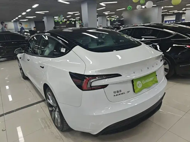 Tesla Model 3 — Фото автомобиля 4