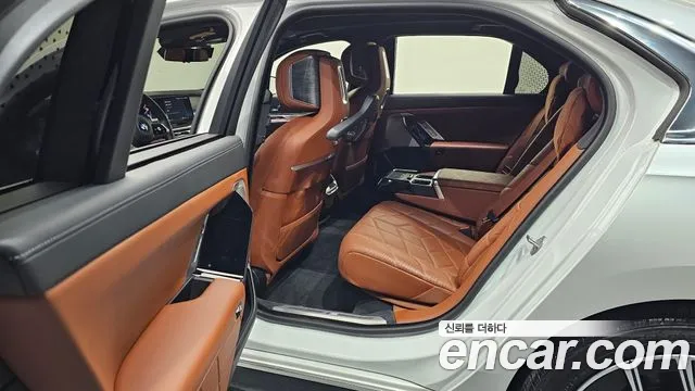 BMW 7-Series — Фото автомобиля 11