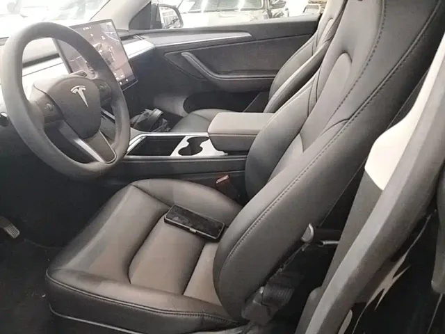 Tesla Model Y — Фото автомобиля 14