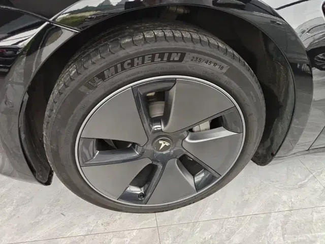 Tesla Model 3 — Фото автомобиля 22