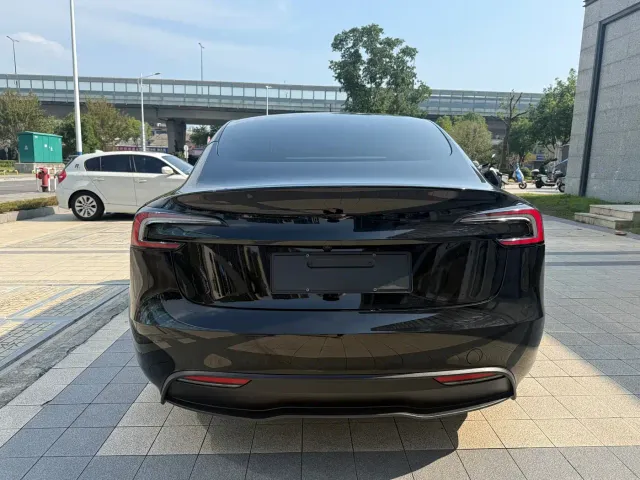 Tesla Model 3 — Фото автомобиля 13