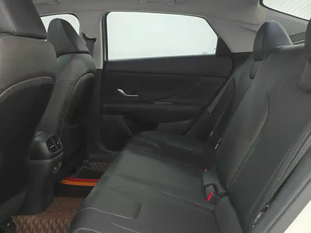 Hyundai Elantra — Фото автомобиля 19