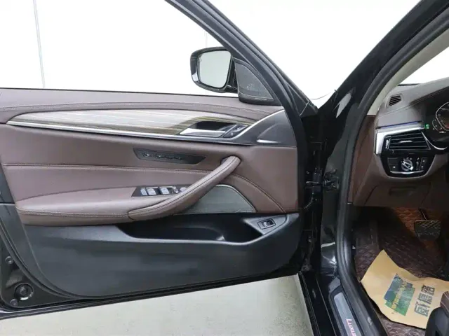 BMW 5 Series — Фото автомобиля 11