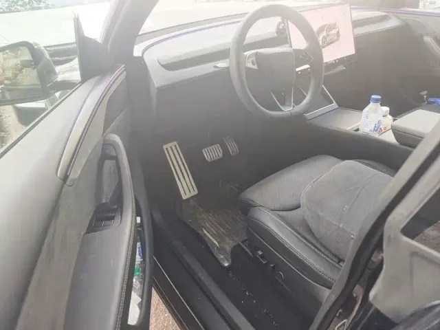 Tesla Model Y L — Фото автомобиля 12