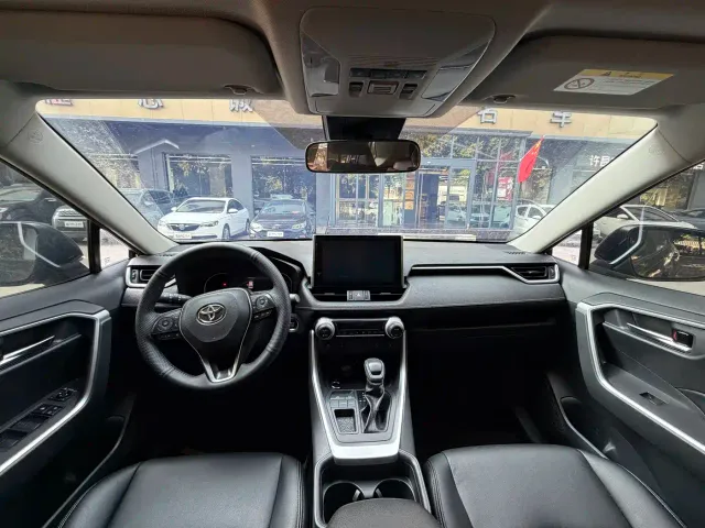 Toyota RAV4 — Фото автомобиля 10
