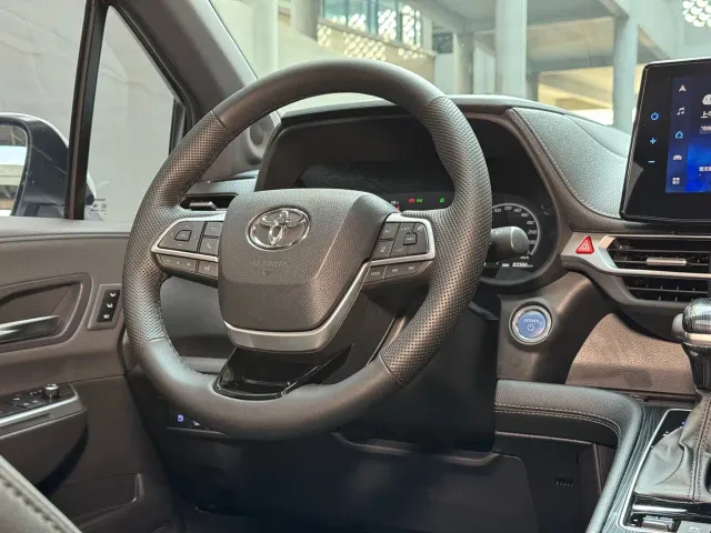 Toyota Sienna — Фото автомобиля 16