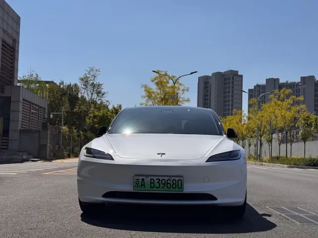 Tesla Model 3 — Фото автомобиля 2