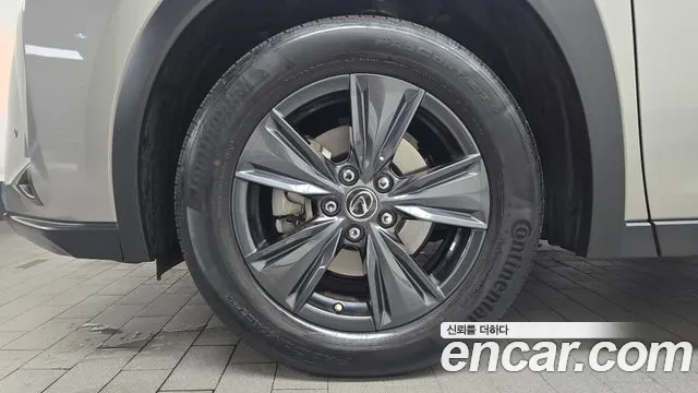 Lexus UX — Фото автомобиля 5