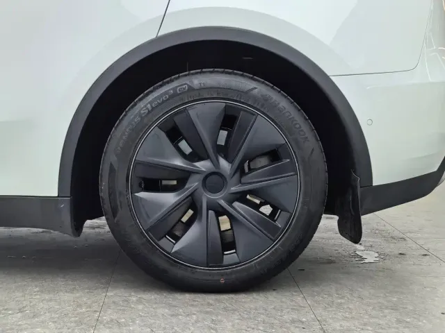 Tesla Model Y — Фото автомобиля 13