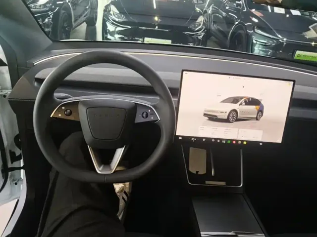 Tesla Model Y L — Фото автомобиля 9