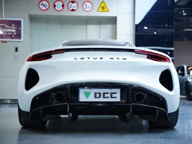 Lotus Emira — Фото автомобиля 7